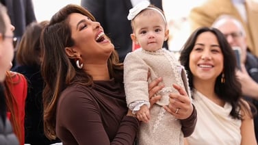 ¡Nick Jonas y Priyanka Chopra muestran por primera vez a su hija!