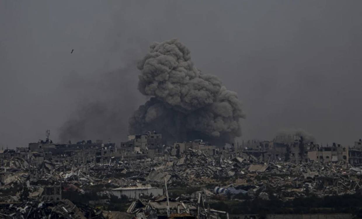 Humo y explosiones se alzan desde la Franja de Gaza vista desde el sur de Israel, el domingo 17 de marzo de 2024. Foto: AP