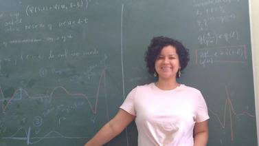 La profesora Carolina enseña el amor por ¡las matemáticas!
