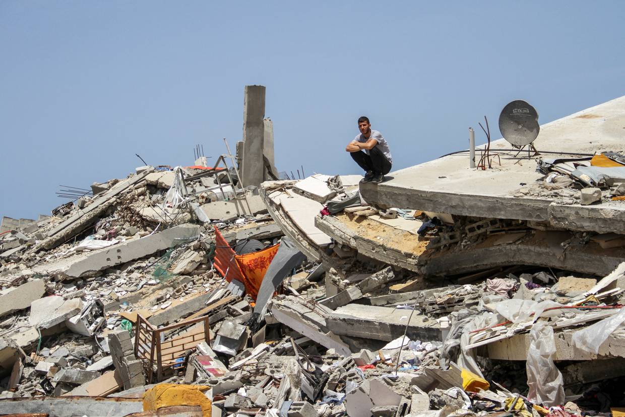 Un palestino sentado sobre los escombros de una casa destruida por ataques israelíes, en medio del actual conflicto entre Israel y Hamás, en el norte de la Franja de Gaza. 22 de abril de 2024. REUTERS/Mahmoud Issa.