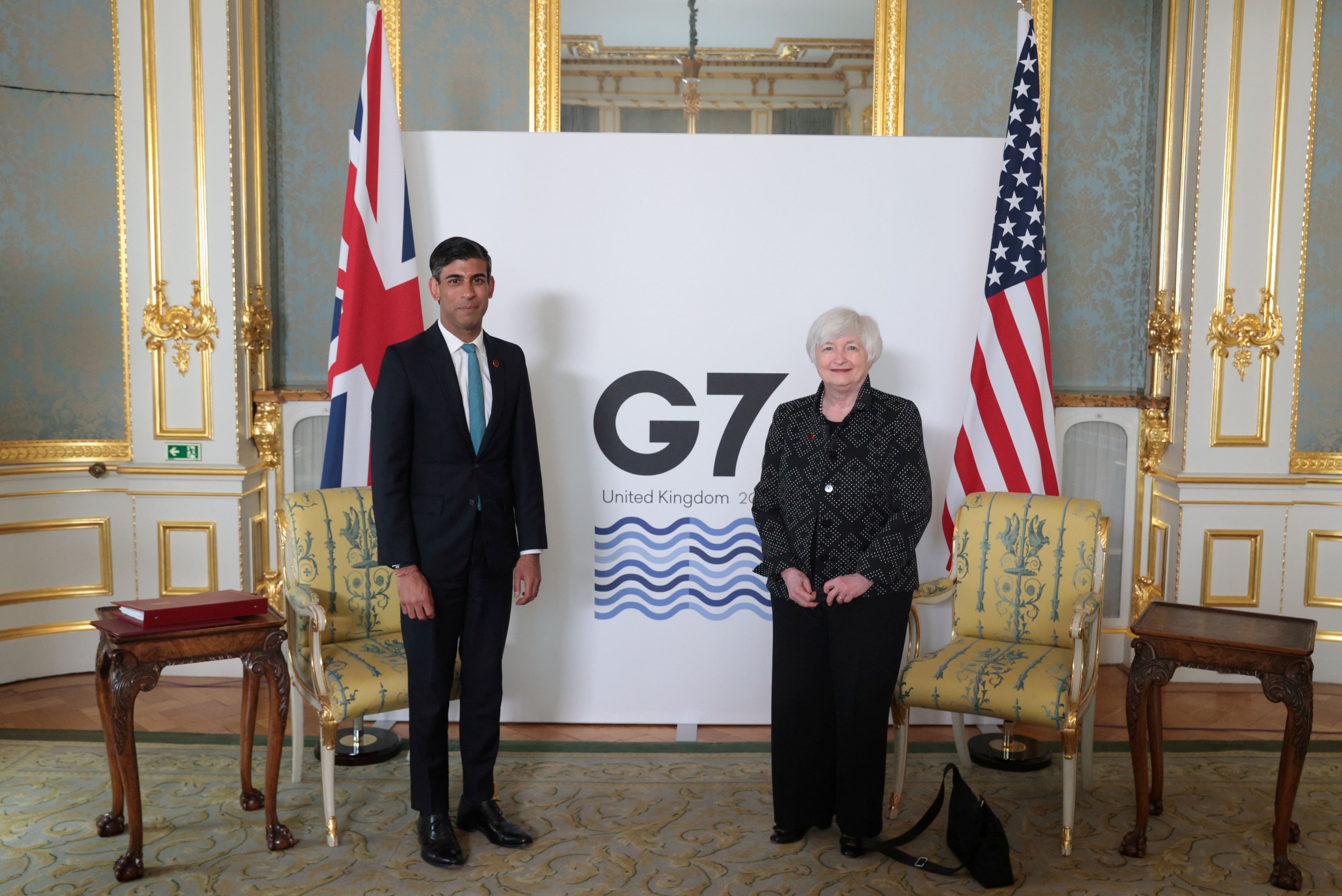 Imagen de archivo del ministro de Finanzas británico, Rishi Sunak, con la secretaria del Tesoro de Estados Unidos, Janet Yellen, en Londres, Reino Unido. 3 de junio, 2021. REUTERS/Hannah McKay/Pool/Archivo