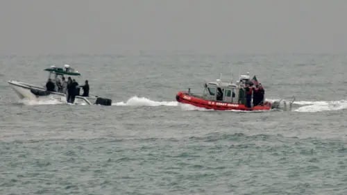 Guardia Costera de EU rescata a 8 niños migrantes abandonados en balsa