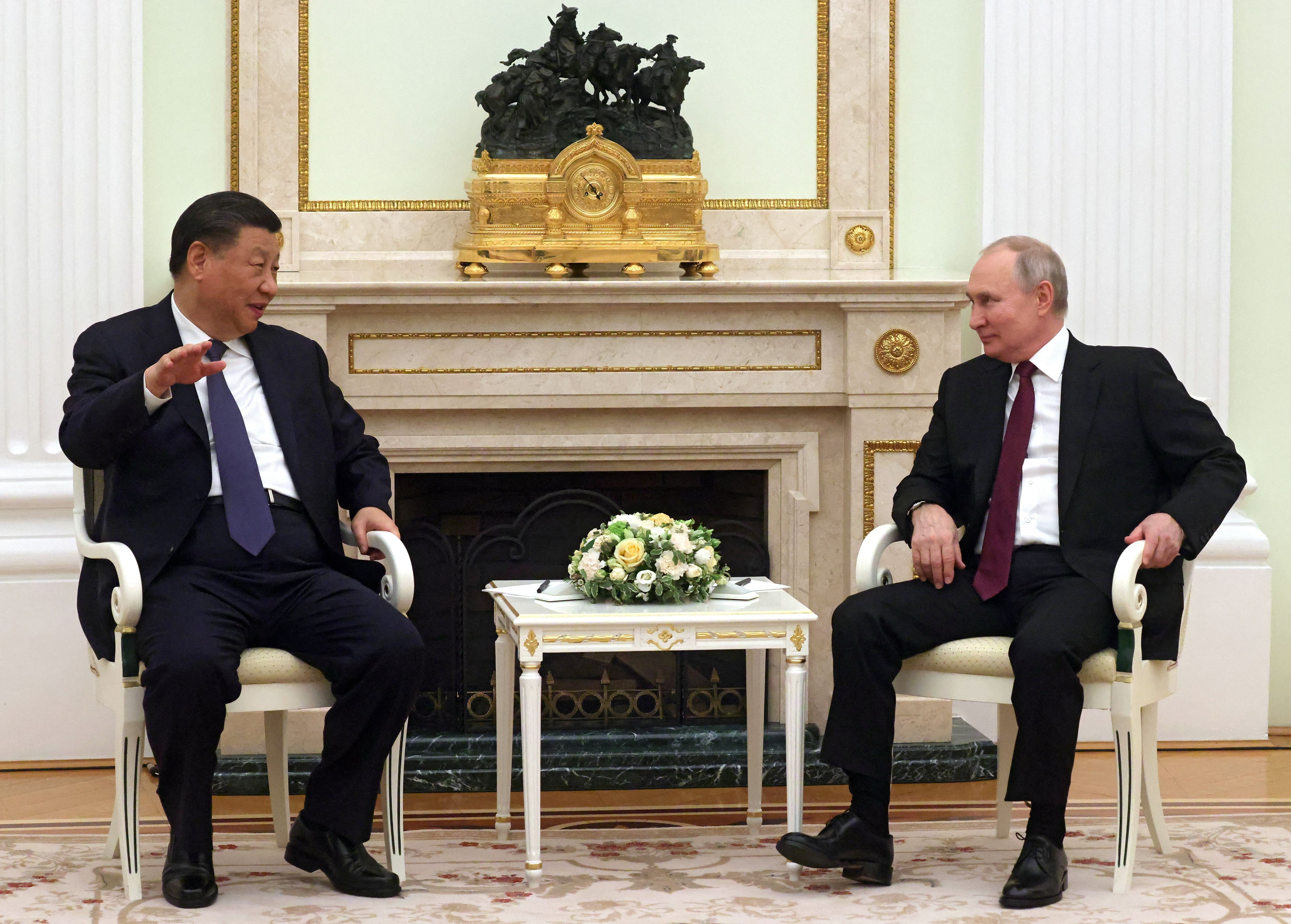 El presidente ruso, Vladímir Putin, y el presidente chino, Xi Jinping, asisten a una reunión en el Kremlin en Moscú, Rusia, 20 de marzo de 2023. Sputnik/Sergei Karpukhin/Pool vía REUTERS