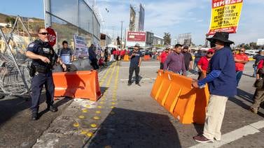 Obstruyen taxis rojos carriles en Garita de San Ysidro