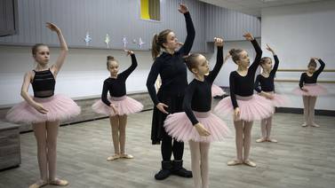En medio de la guerra clases de ballet dan alivio a niñas ucranianas