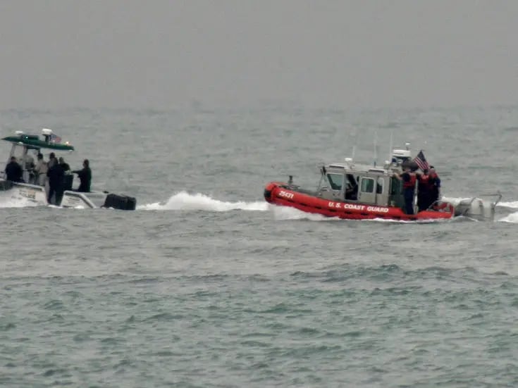 Guardia Costera de EU rescata a 8 niños migrantes abandonados en balsa