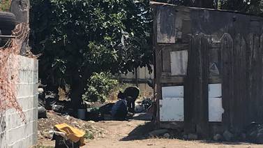 Arman indigentes refugio con basura frente a escuela en Rosarito
