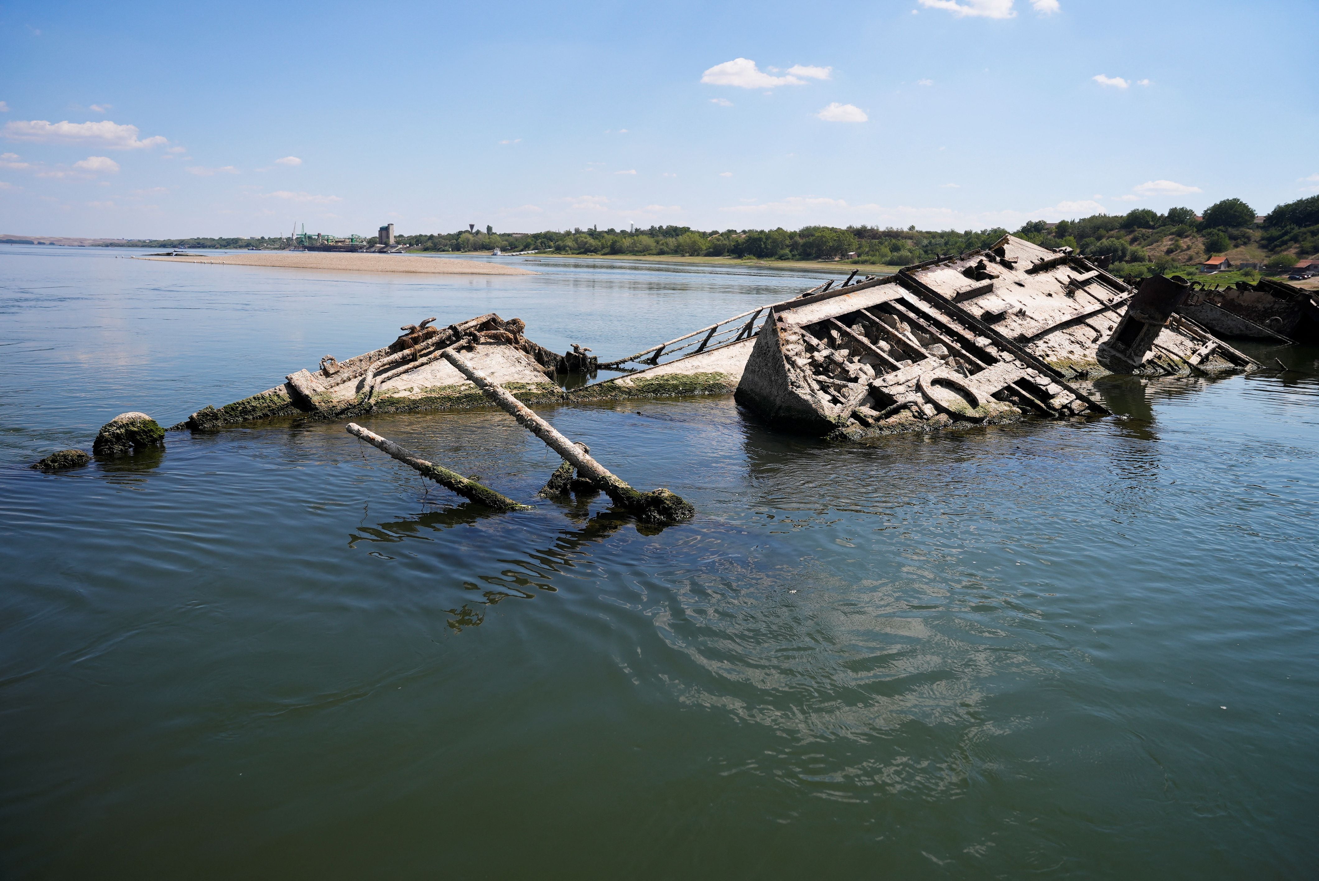 Los restos de un buque de guerra alemán de la Segunda Guerra Mundial en el Danubio en Prahovo, Serbia, el 18 de agosto de 2022. REUTERS/Fedja Grulovic