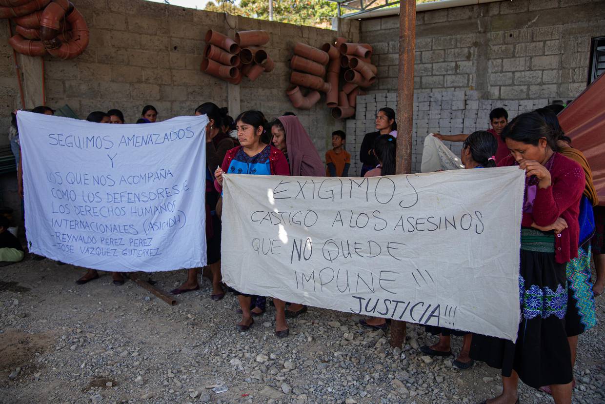 Indígenas tzotziles protestan en contra de la inseguridad y violencia este lunes en la comunidad Polho, municipio de Chenalhó, Chiapas (México). Indígenas tzotziles de Chenalhó, en el estado de Chiapas, sureste mexicano, realizaron este lunes un pronunciamiento público tras un ataque armado que sucedió el 21 de febrero y duró más de seis horas, en el que quedaron en medio del fuego cruzado protagonizado por sicarios del crimen organizado, lacra que azota a la región. EFE/ Carlos López
