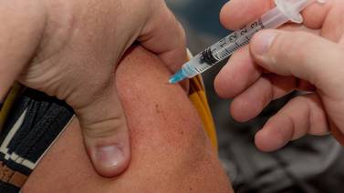 Argentina: vacunan a 17 personas contra Covid-19 con dosis vencidas; les volverán a aplicar el biológico