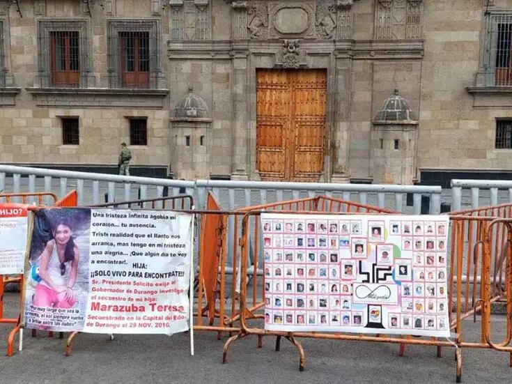 Madres buscadoras instalan memorial para sus hijos migrantes desaparecidos en Palacio Nacional