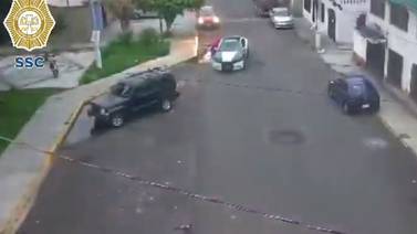 VIDEO: Asaltantes intentan huir en moto, pero son embestidos por patrulla