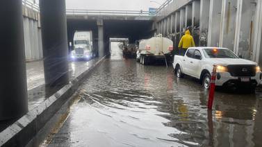 Cierran vialidades tras fuertes lluvias en la ciudad