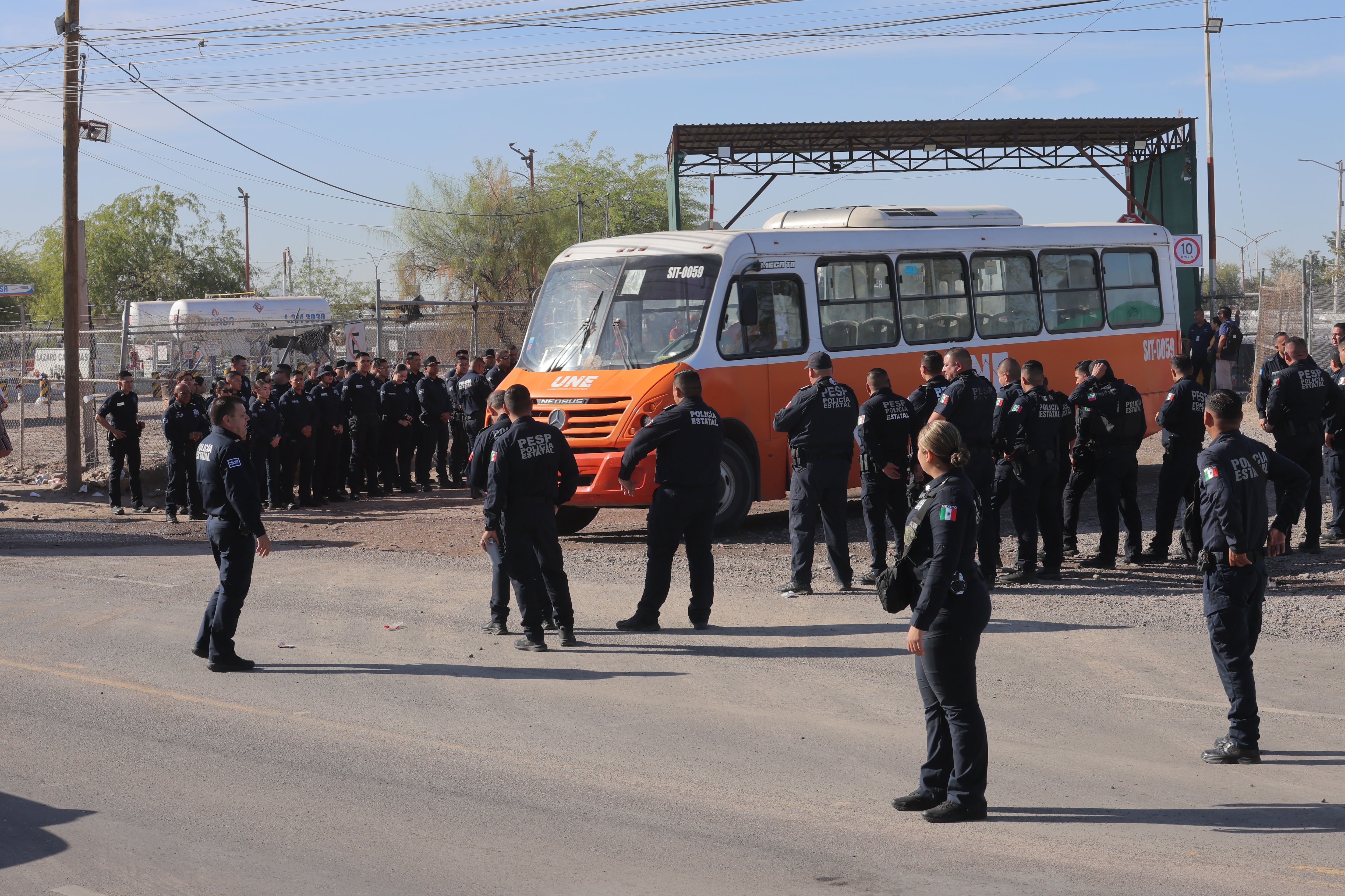 Ante la presencia de decenas de elementos de la Policía Estatal de Seguridad Pública (PESP) los choferes desbloquearon la entrada poco antes de las 08:00 horas.