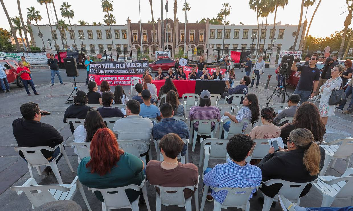 Dirigentes del Steus organizaron  una mesa de diálogo con alumnos y padres de familia  para hablar de la huelga en la UNISON y sus avances, esto en la plaza Emiliana de Zubeldia. | Eleazar Escobar