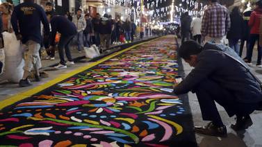 Tapetes de aserrín se extienden en calles del centro de México