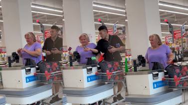 VIRAL: esta mujer es sorprendida por un joven que le pagó su despensa en el supermercado