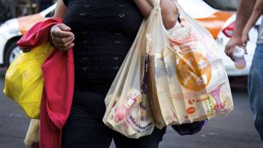 Comienzan multas por dar bolsas de plástico