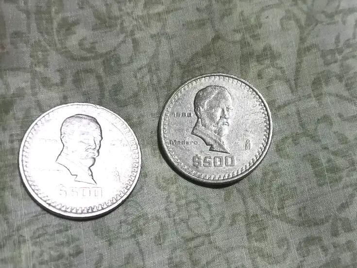 Se venden 2 monedas de Lázaro Cárdenas en Mercado Libre por 10 mil pesos