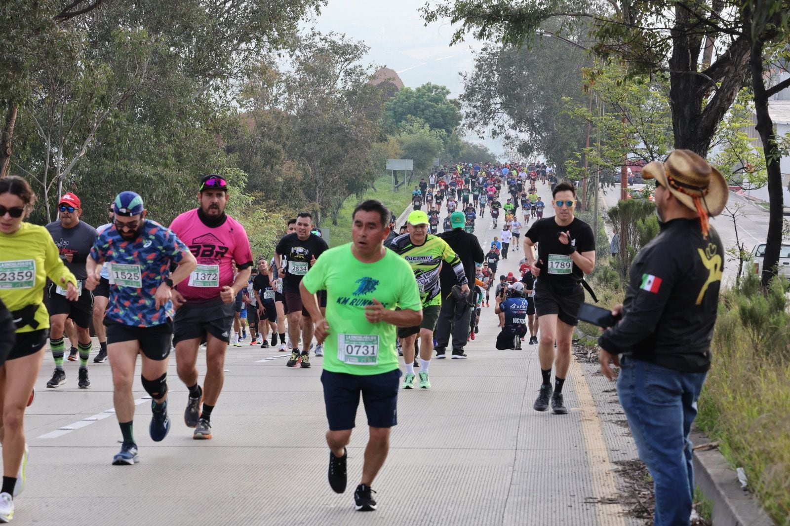 Casi 4 mil corredores participaron y realizaron el recorrido de los 12 kilómetros en la tradicional carrera de ‘La Enchilada’.