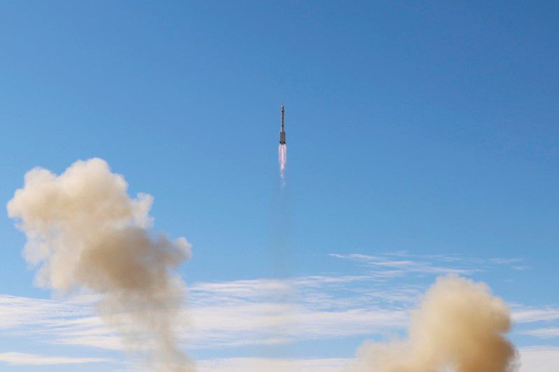 El cohete Long March-2F Y12, que lleva la nave espacial Shenzhou-12 y tres astronautas, despega del Centro de Lanzamiento de Satélites de Jiuquan para la primera misión tripulada de China para construir su estación espacial, cerca de Jiuquan, provincia de Gansu, China. 17 de junio de 2021. REUTERS/Carlos García Rawlins