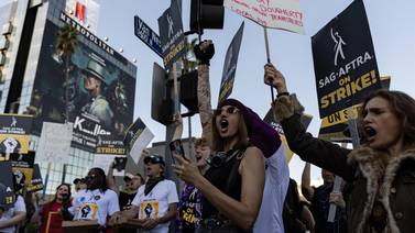 Actores de Hollywood festejan el fin de la huelga en las afueras de los estudios