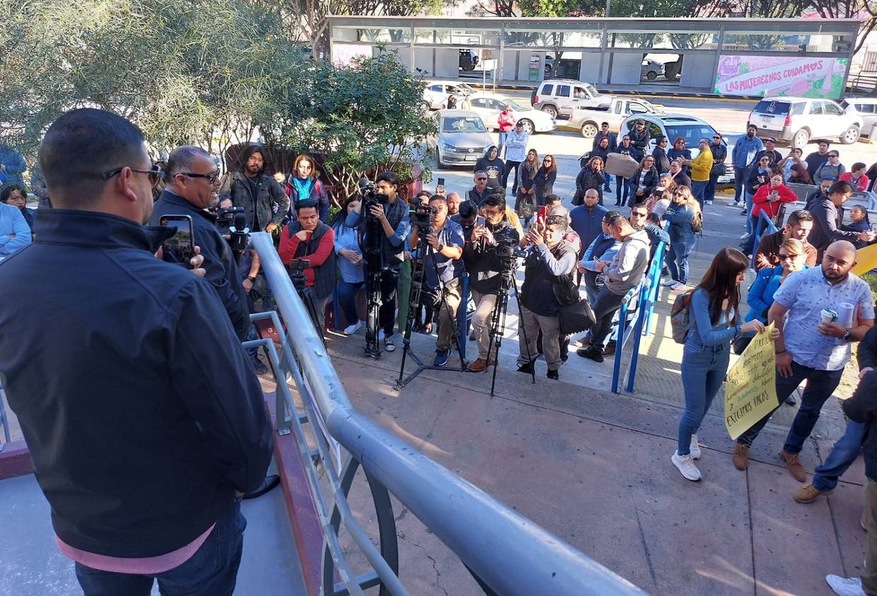 Los inconformes protestaron afuera de la oficina de Secretaría de Educación de Tijuana.
