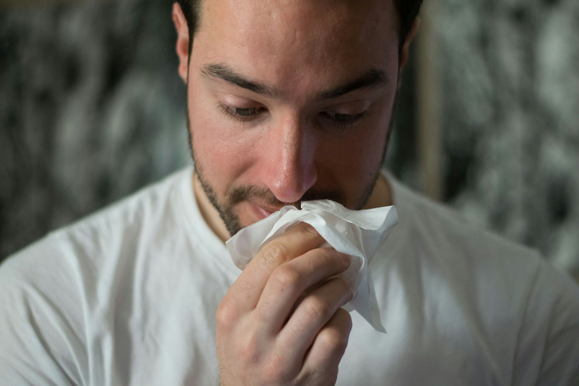 El resfriado es una enfermedad viral común que afecta principalmente la nariz y la garganta