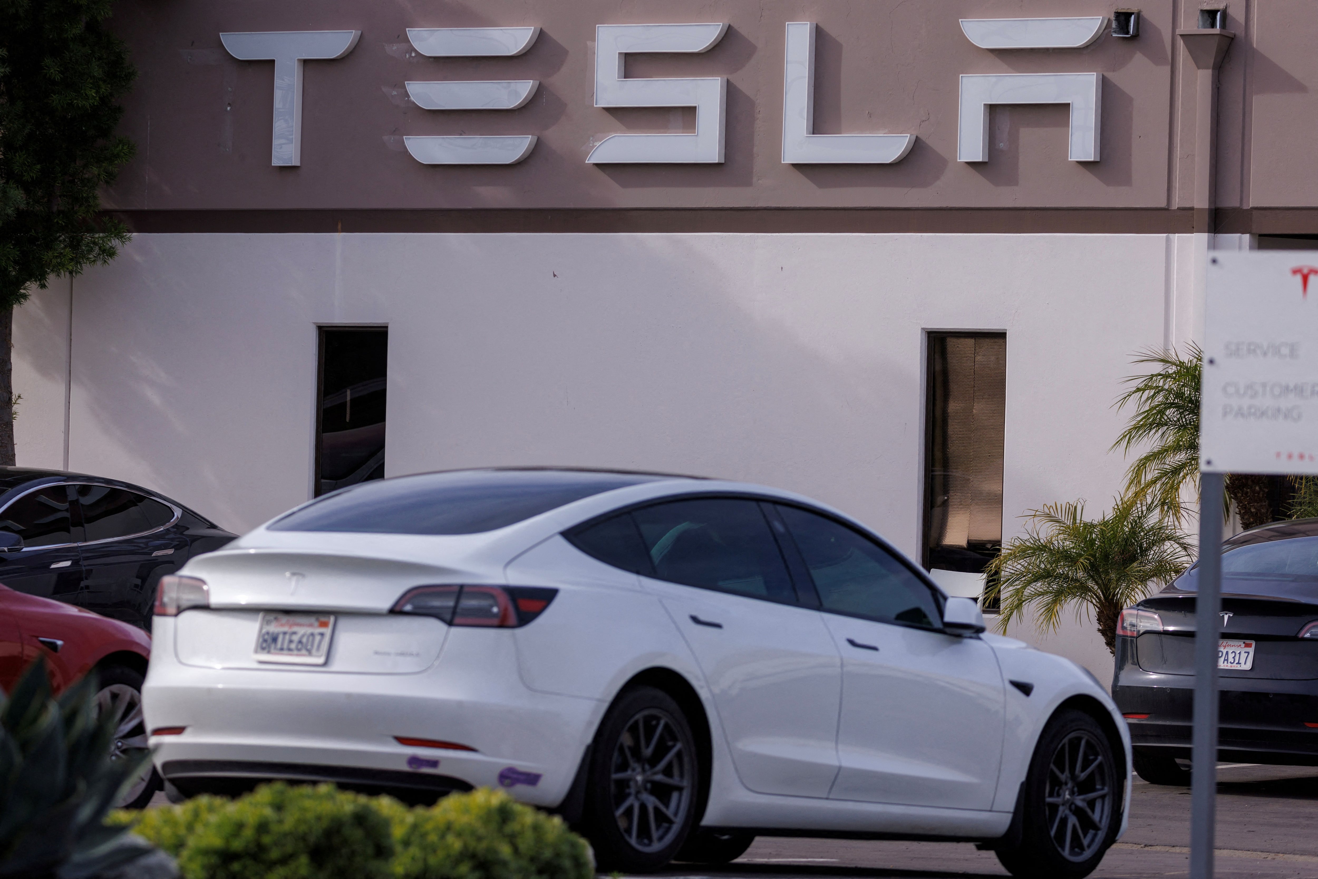 Imagen de archivo. Vehículos Tesla son vistos en un centro de servicio de Tesla en San Diego, California, EEUU. 13 de enero de 2023. REUTERS/Mike Blake/File Photo