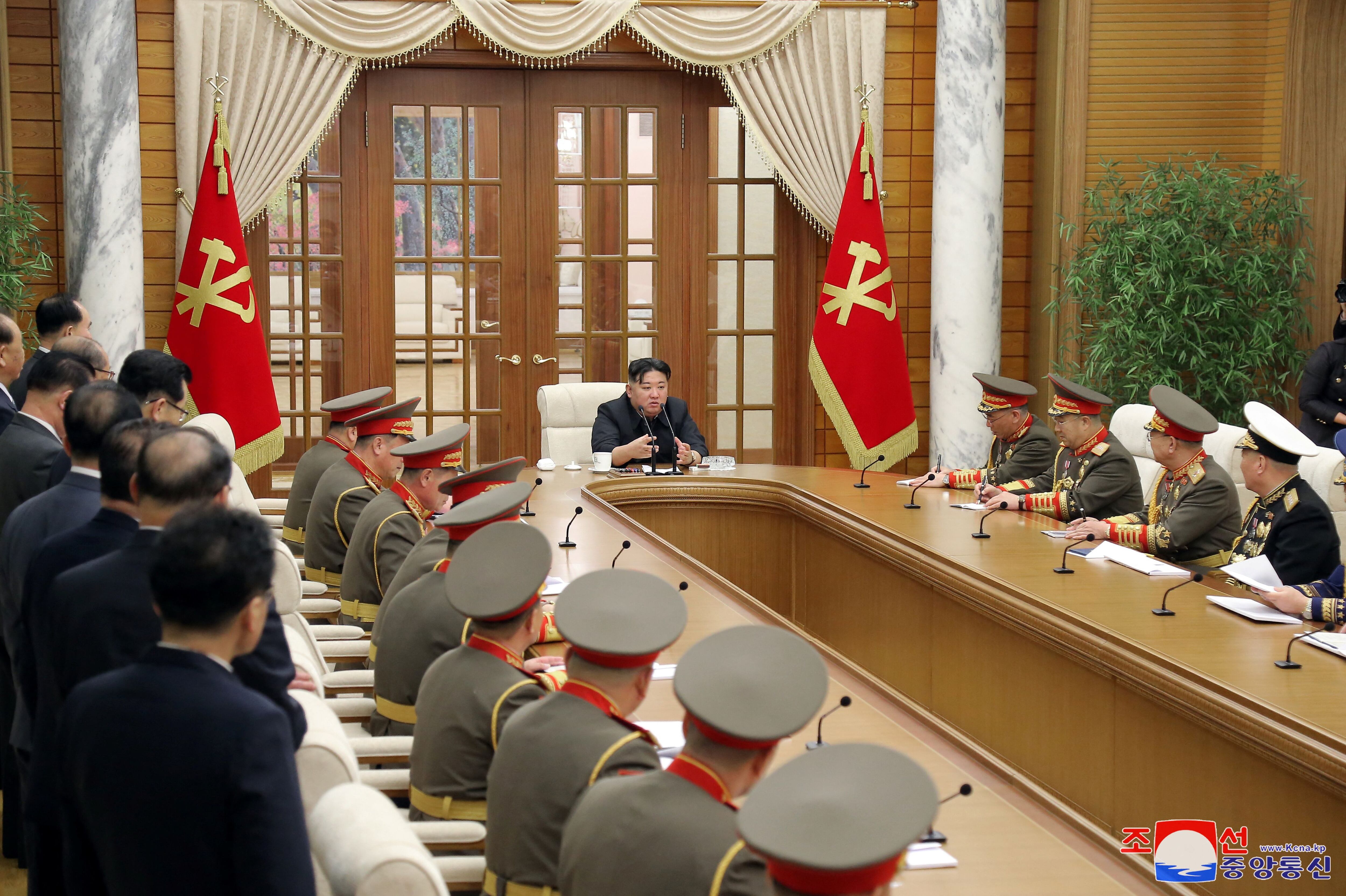 El líder norcoreano, Kim Jong Un, se reúne con comandantes del Ejército Popular de Corea, en la sede del Comité Central del Partido, en Pyongyang, Corea del Norte, en esta imagen difundida por la Agencia Central de Noticias de Corea
Ene 1, 2024.  KCNA via REUTERS