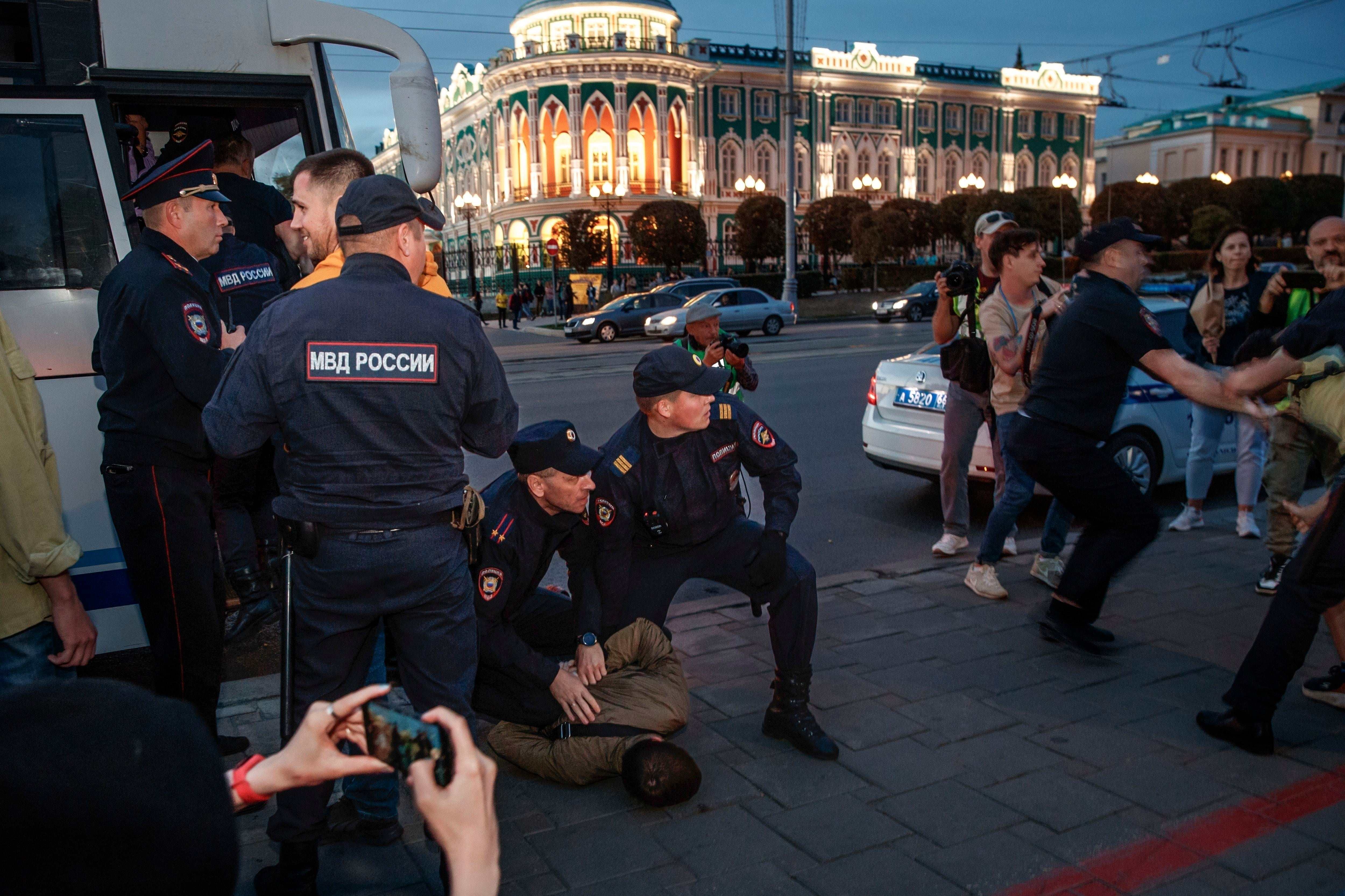 La policía detiene a manifestantes durante una protesta en la ciudad de Yekaterimburo, Rusia,el miércoles 21 de septiembre de 2022, contra la movilización militar dispuesta por el presidente Vladimir Putin debido a la guerra en Ucrania. (AP Foto)
