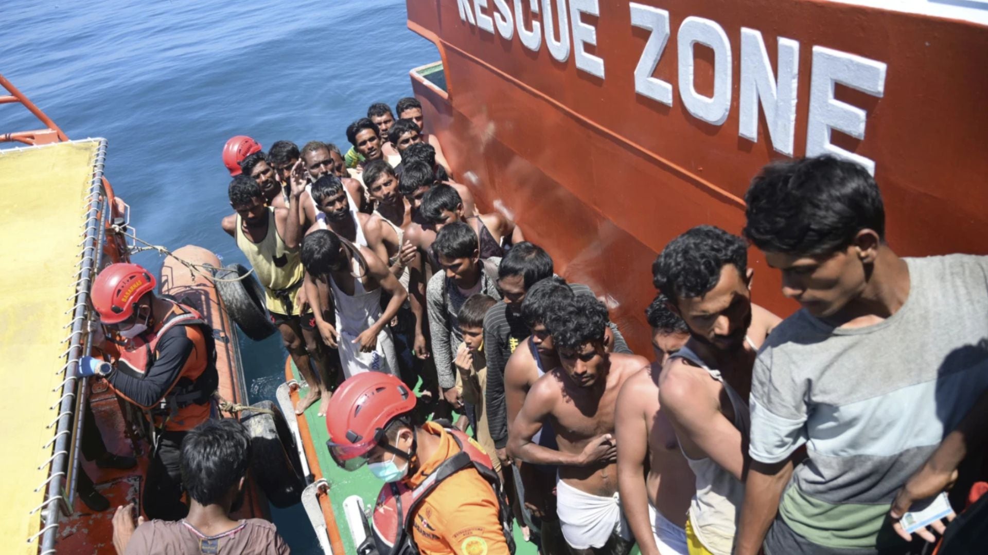 En una dramática operación de rescate, un barco de búsqueda y rescate indonesio localizó el jueves una embarcación de madera volcada que transportaba a decenas de refugiados musulmanes rohinyá. Foto: AP Photo/Reza Saifullah