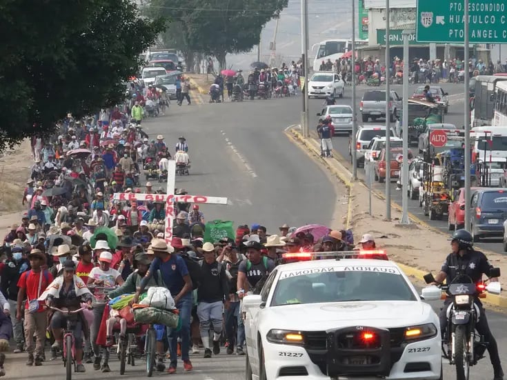 Caravana migrante de más de 600 personas desafía ola de calor para llegar a Oaxaca