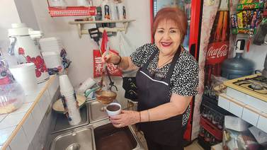 Hermosillo: Leyda Molina prepara delicioso champurrado desde hace medio siglo 