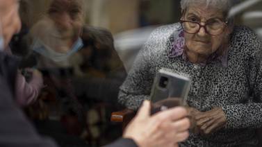 Pareja de ancianos en España se mantiene unida pese a Covid-19