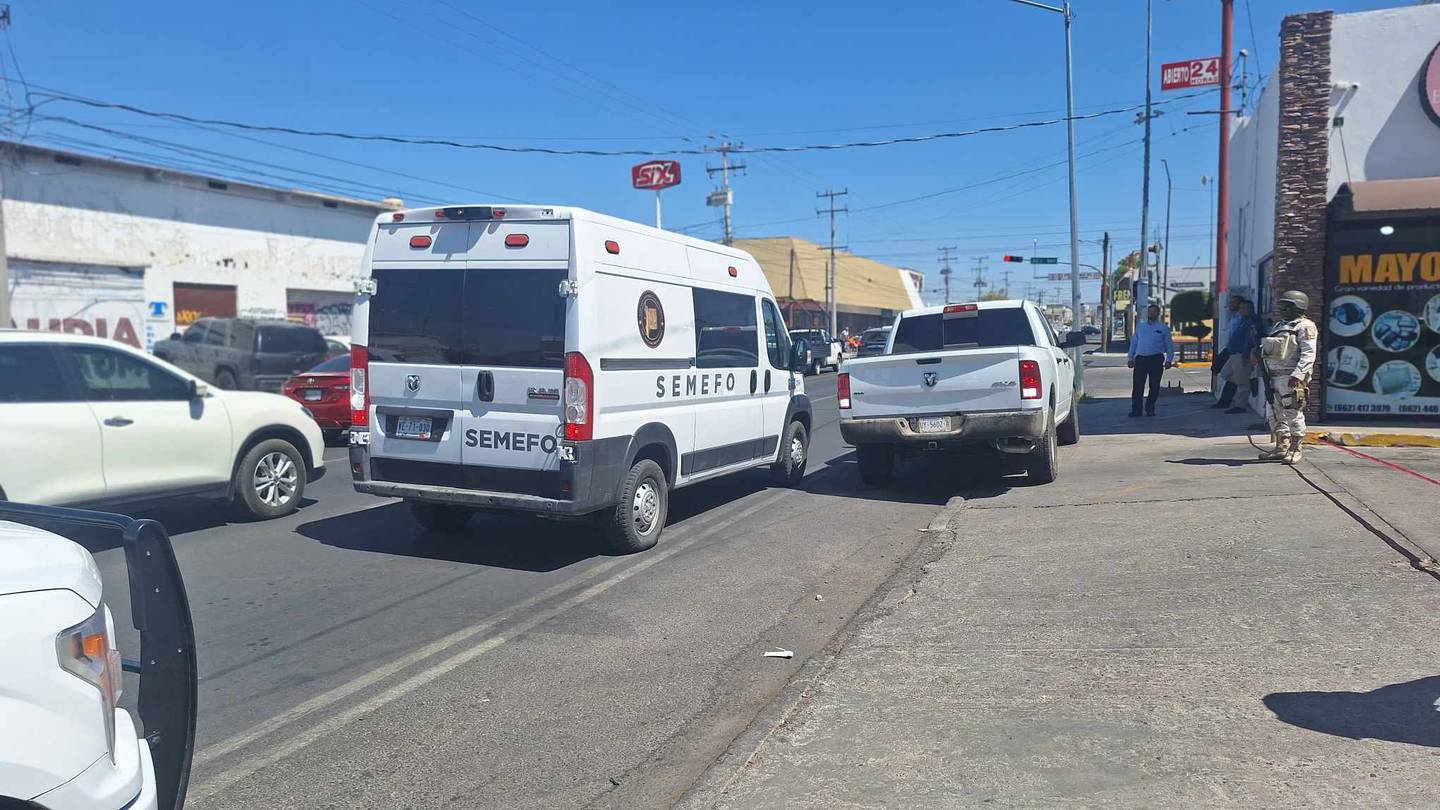 Servicios Médicos Forenses (Semefo) acude al estacionamiento donde se ubico a una persona sin vida tras reporte de disparos en Hermosillo. | Especial