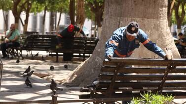 Hermosillo: Dan mantenimiento a bancas de Plaza Zaragoza