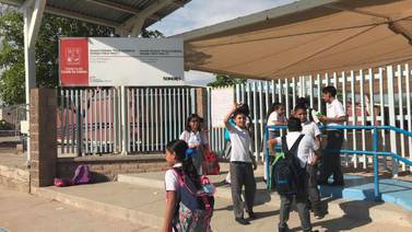 VIDEO: Se manifiestan padres de Escuela María Candelaria; buscan que se abra puerta trasera del plantel por seguridad