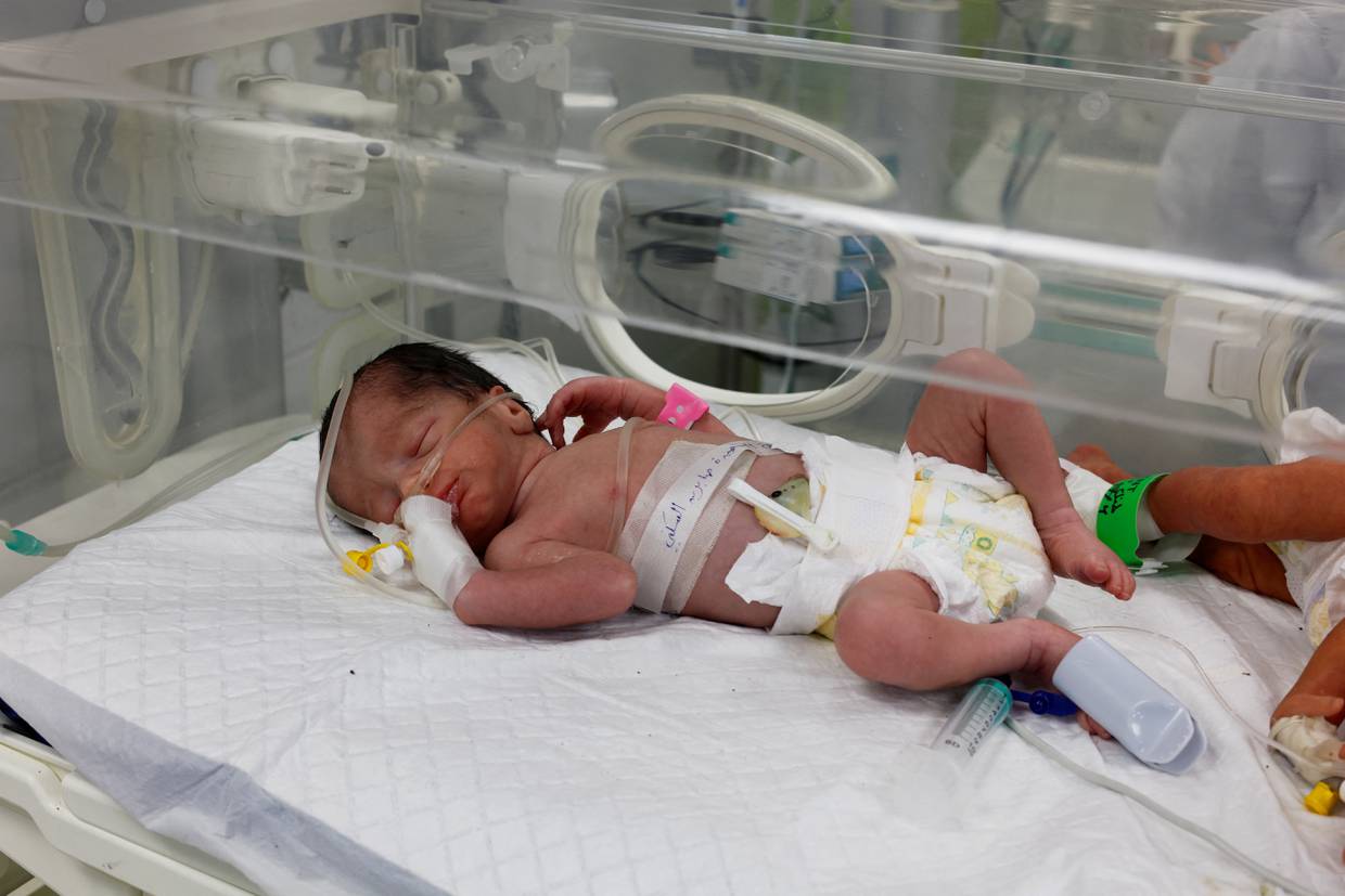 Una bebé palestina, salvada del vientre de su madre Sabreen Al-Sheikh (Al-Sakani), que murió en un ataque israelí junto con su marido Shokri y su hija Malak, yace en una incubadora en el hospital Al-Emirati de Rafah, en el sur de la Franja de Gaza. 21 de abril de 2024. REUTERS/Mohammed Salem