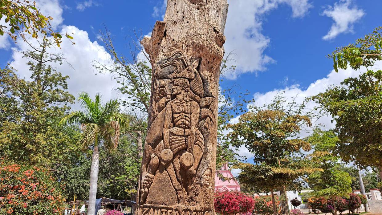 escultura del Danzante Yaqui, tallada en un tronco antiguo en la plaza de Cócorit
