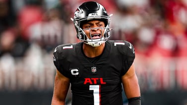 NFL: Atlanta Falcons esta trabajando un acuerdo con los Osos de Chicago por Justin Fields