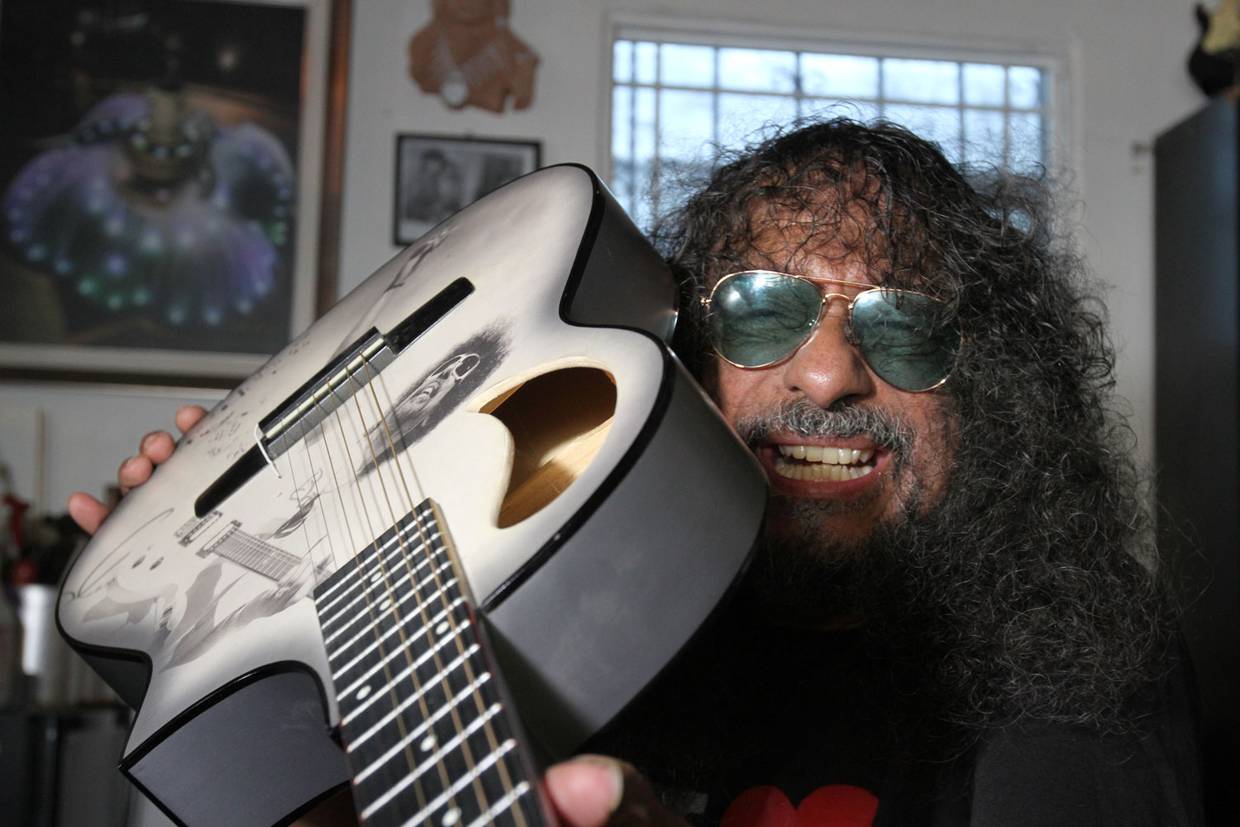 El músico tijuanense Javier Bátiz se recupera de una neumonía y una afección cardiaca.