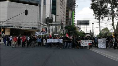 Realizan actos vandálicos en Rectoría de la UNAM en plena marcha contra porros 