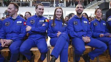 Se gradúan cinco astronautas en el Centro Europeo de la Agencia Espacial Europea