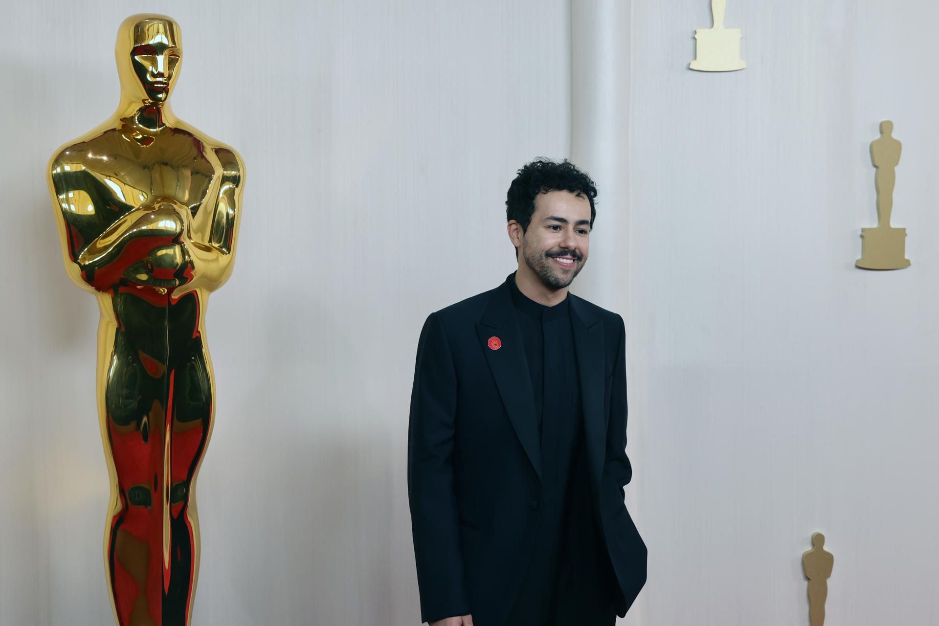 Ramy Youssef llega a la 96ª ceremonia anual de los Premios de la Academia este domingo, en el Dolby Theatre del barrio de Hollywood de Los Ángeles, California. | EFE