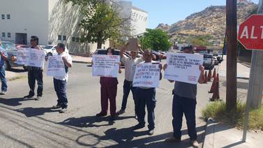 Extrabajadores de Cremería del Yaqui se manifiestan por falta de pago de subsistencia tras ser despedidos