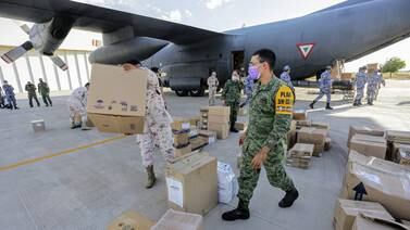 Llegan 7 toneladas de material para combatir pandemia en hospitales militares de Sonora 