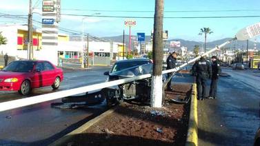 Cansancio de conductor provoca choque de vehículo contra poste de alumbrado