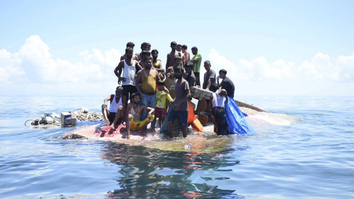 Un barco de rescate indonesio localizó una embarcación de madera volcada que transportaba a decenas de refugiados musulmanes rohinyá. Foto: AP Photo/Reza Saifullah
