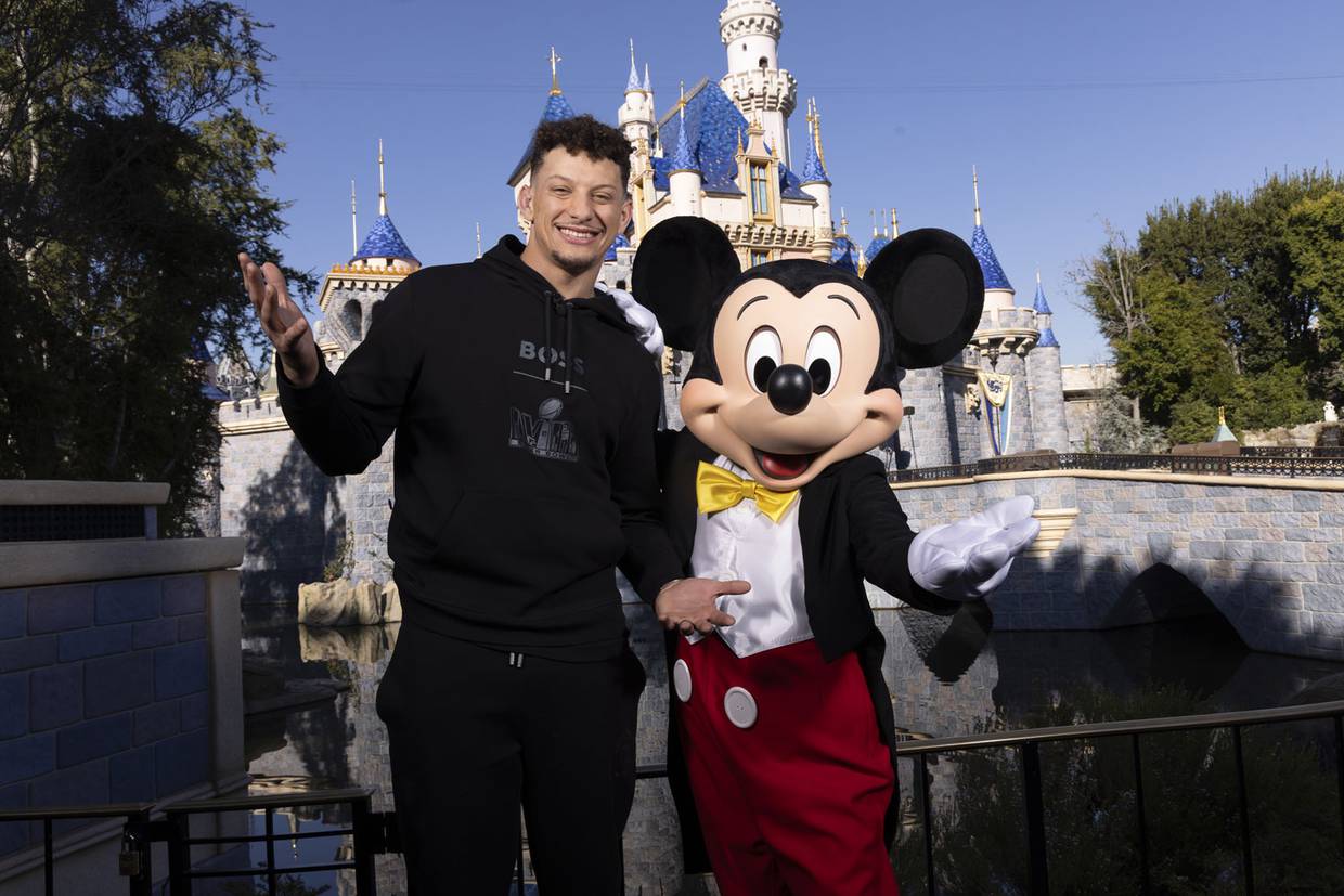 Patrick Mahomes festejó con Mickey Mouse y Minnie Mouse.